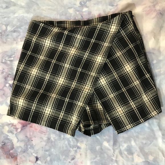 Brandy Melville Melanie Plaid Shorts - Picture 2 of 5
